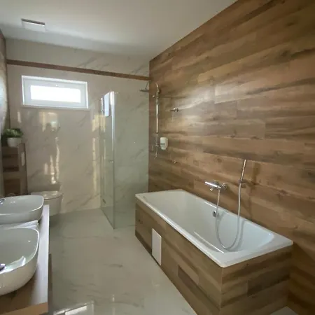 A Restauracia Harmonia ゲストハウス