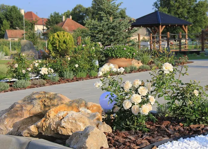 Konukevi A Restauracia Harmonia Ostratice